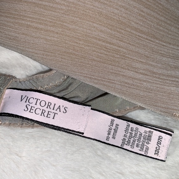 32C Victoria’s Secret no wire wireless bra - Picture 2 of 3